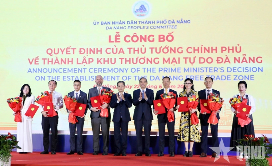 Danang signs MoUs with global investors at FTZ launch event