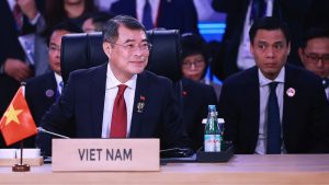 Prime Minister Le Minh Hung speaks at the plenary session.